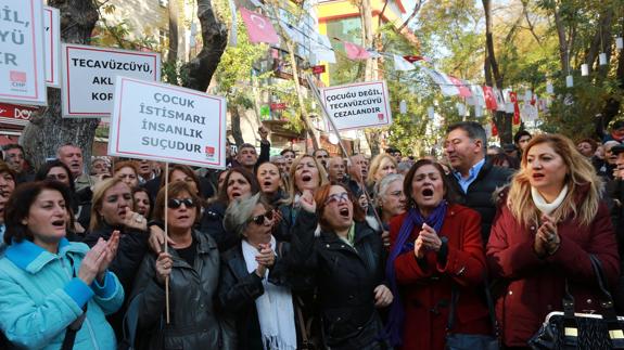 Turquía retira la ley que suspende la pena por abuso sexual si el agresor se casa