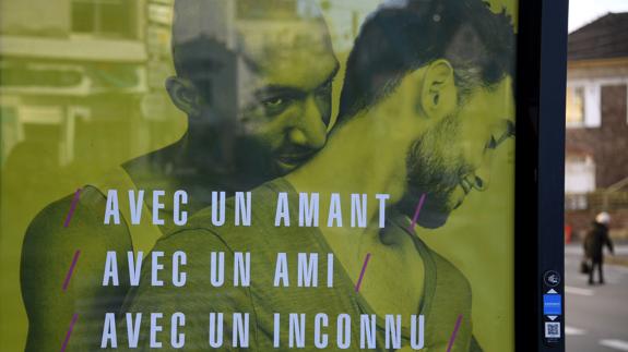 Polémica en Francia por una campaña contra el sida protagonizada por gais