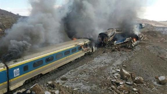 Más de 40 muertos en un choque de trenes en Irán