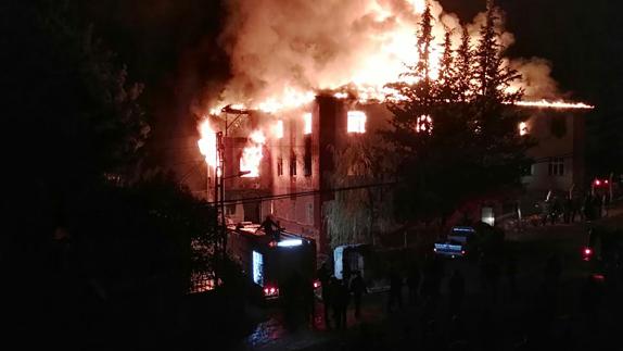 Al menos 12 muertos en un incendio de una residencia escolar en Turquía