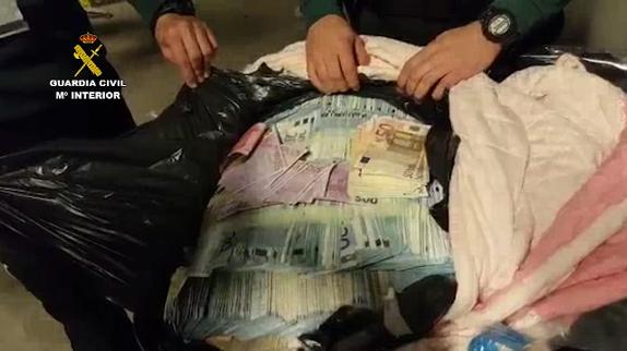 Intervienen más de un millón de euros ocultos en bolsas de basura en Barcelona