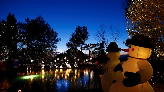 Medio millón de luces y unos 70 muñecos hinchables en la 'Disneylandia de la Navidad'