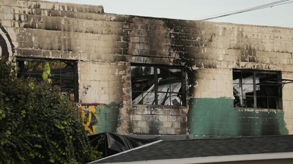 Suben a 36 los muertos tras el incendio en una fiesta en California