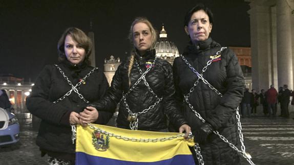 Tintori se encadena frente al Vaticano para exigir la liberación de los presos políticos