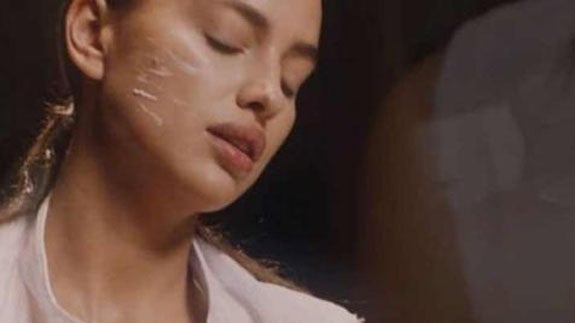 Irina Shayk recrea la escena más erótica de 'Ghost'