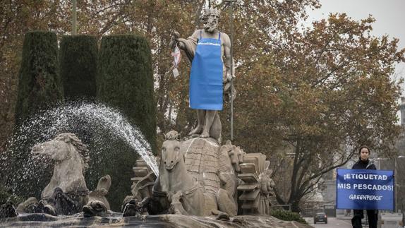 'Neptuno', vestido de pescadero para luchar contra la sobrepesca