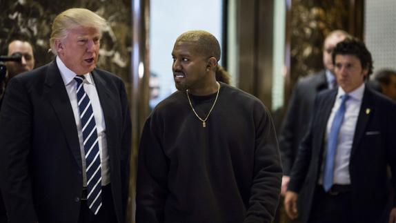 El rapero Kanye West sale del hospital y visita a Donald Trump