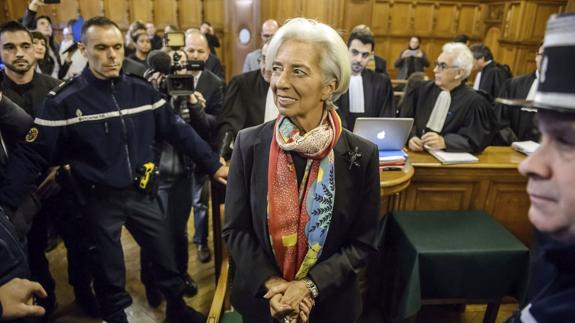 Lagarde defiende su inocencia pero admite que no valoró los riegos de fraude