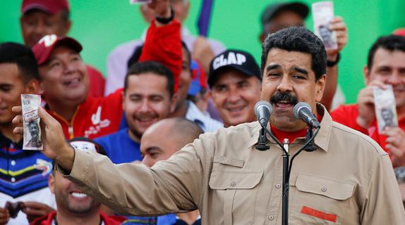 Maduro retrasa la eliminación del billete de 100 bolívares tras las protestas