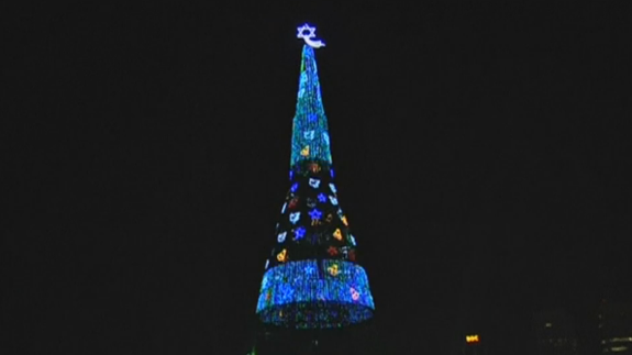 El árbol de Navidad artificial más alto del mundo está en Sri Lanka