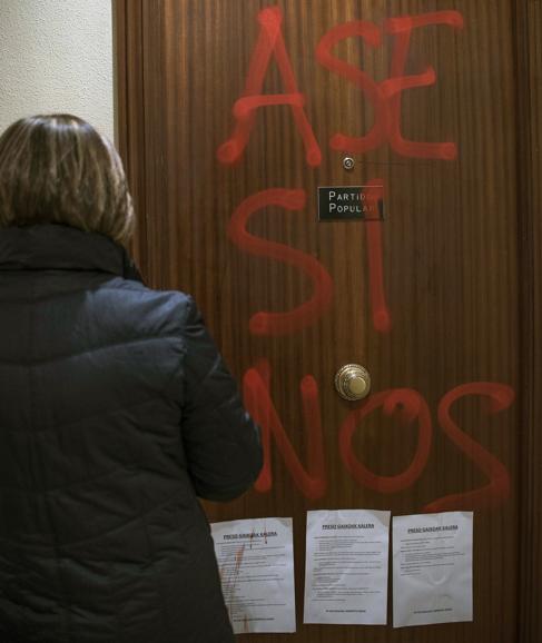 Realizan pintadas con la palabra «asesinos» en la sede del PP de Barakaldo