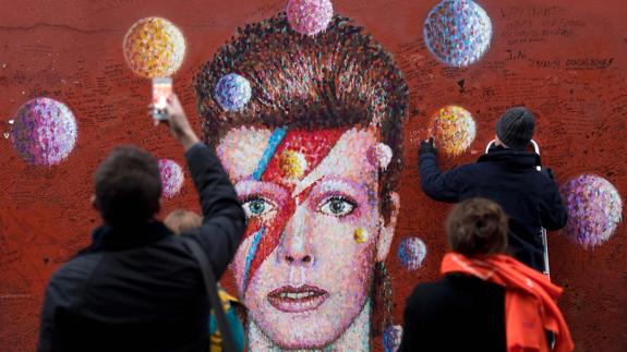 Los amigos de David Bowie le homenajean con un concierto en su aniversario