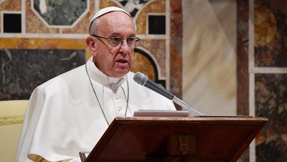 El Papa condena el extremismo religioso y defiende la acogida de refugiados