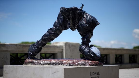 Destrozan la escultura de Messi en Buenos Aires