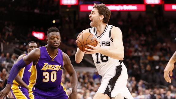 Pau Gasol muestra su clase ante los Lakers