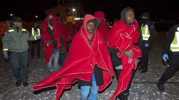 Continúa la búsqueda de una patera tras la muerte de cinco inmigrantes