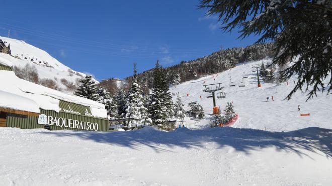 Baqueira revive su propia fiesta rodeado de nieve