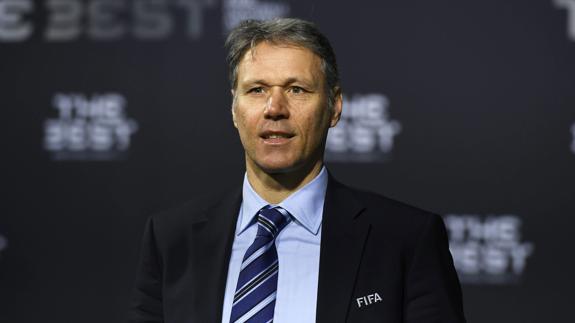 Van Basten propone suprimir el fuera de juego y la prórroga