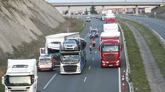 La DGT baja la velocidad en vías con más bicis y saca los camiones de puntos negros