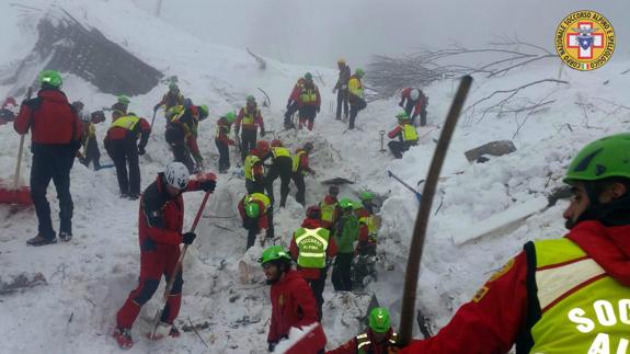 La búsqueda de supervivientes en el hotel italiano sepultado sigue sin descanso