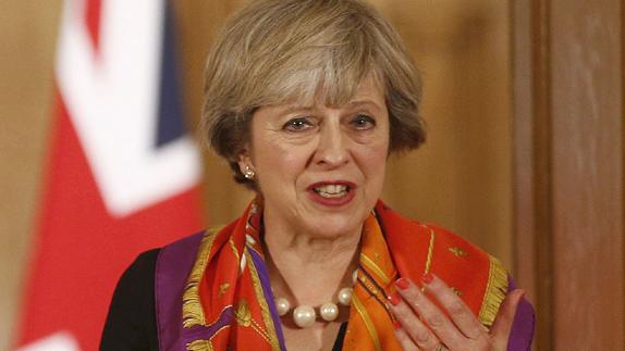 Bruselas recuerda a May que no podrá negociar un acuerdo comercial con Trump hasta dejar la UE