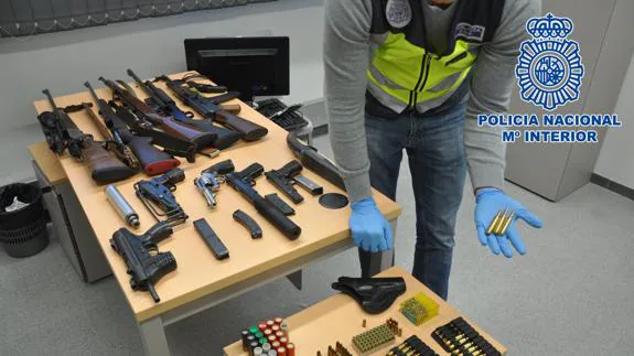 Cae un grupo en Barcelona que poseía un arsenal con armas de guerra destinado a traficar