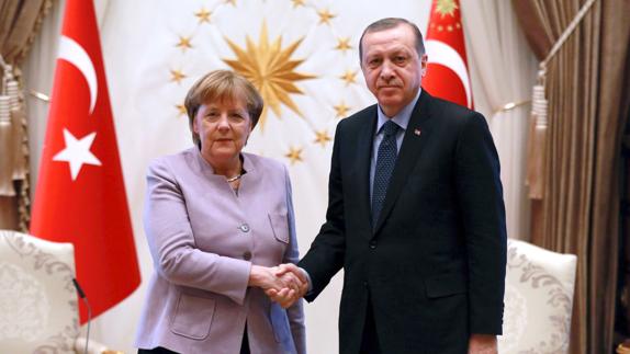 Merkel se entrevista con Erdogan en un clima de fuerte tensión