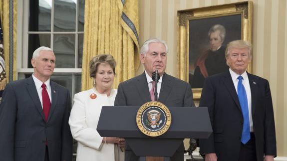 Tillerson asume las riendas de un Departamento de Estado dividido