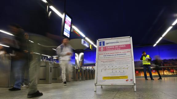 Metro de Madrid incorpora asistentes de andén, pero no los considera «empujadores»