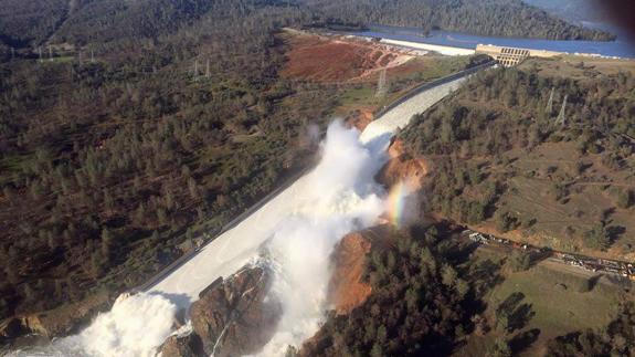 Casi 200.000 evacuados en California por daños en una presa