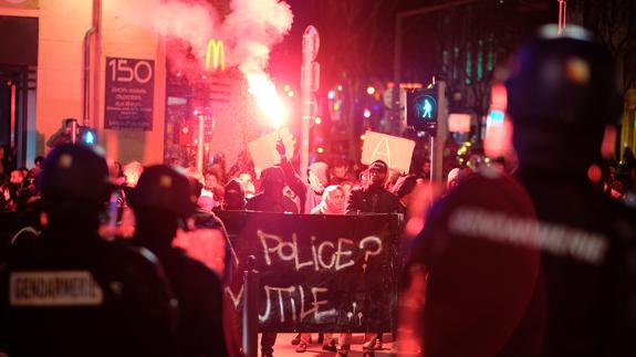 Hollande promete «justicia» tras la presunta violación de un joven negro durante el arresto