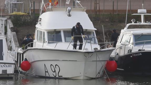 Un barco de la Armada inspecciona el Guadalquivir en busca de Marta del Castillo