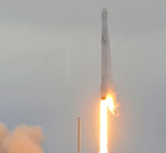 El Falcon 9 de SpaceX envía su carga a la EEI y completa un histórico aterrizaje en Florida