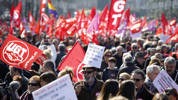 Los sindicatos se echan de nuevo a la calle para pedir unos «salarios dignos»