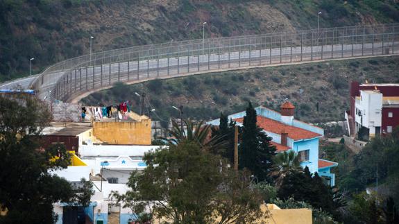 Las fuerzas marroquíes impiden un nuevo salto a la valla de Ceuta