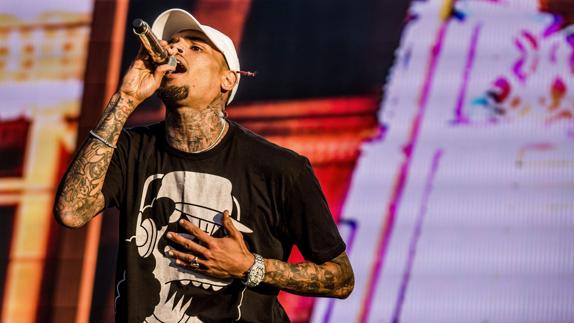 Prohíben a Chris Brown acercarse a exnovia