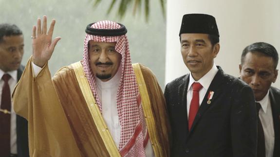 El rey de Arabia Saudita visita Indonesia con 460 toneladas de equipaje