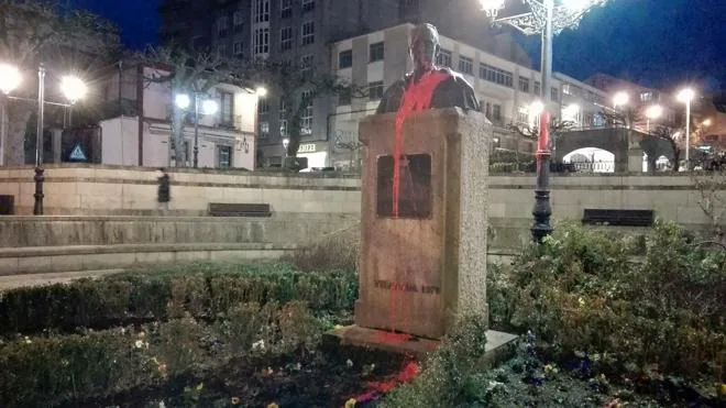 Encapuchados atacan un busto de Manuel Fraga en la localidad lucense de Vilalba