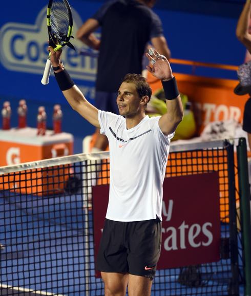 Nadal pisa fuerte en Acapulco, donde Djokovic sufre ante Del Potro