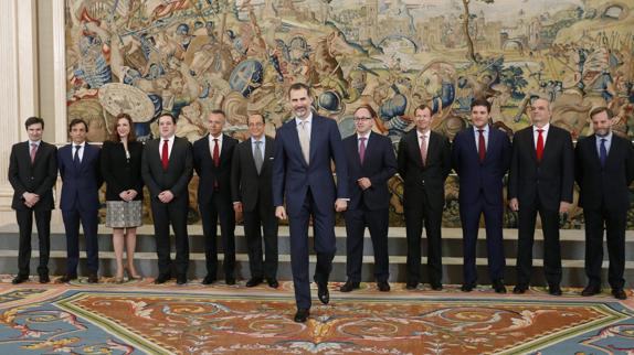 Felipe VI recibe a los presidentes de IAG e Iberia por el 90 aniversario de la aerolínea