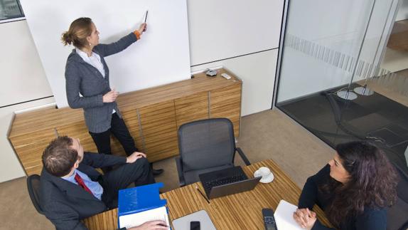 Las mujeres cobran en España 4.636 euros menos de media al año que los hombres