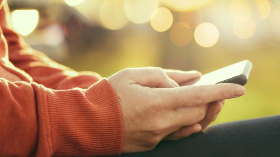 Las españolas se conectan a internet cuatro horas al día