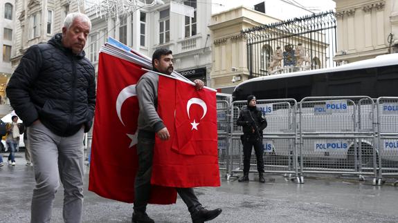 Un ministro turco ya habla de «revaluar» el pacto con la UE sobre los inmigrantes