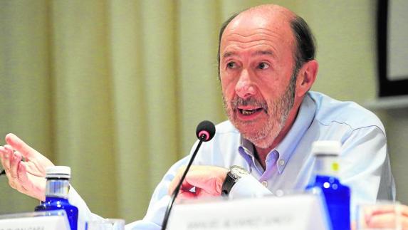 Rubalcaba: «Si ETA quisiera entregar las armas diría dónde están los zulos y se acabó»