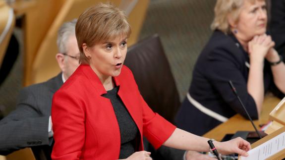 Sturgeon pide al Parlamento escocés apoyo para un segundo referéndum