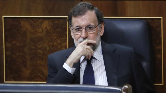 Rajoy y el PSOE se dan una tregua para reprochar a ETA su acto de «propaganda»