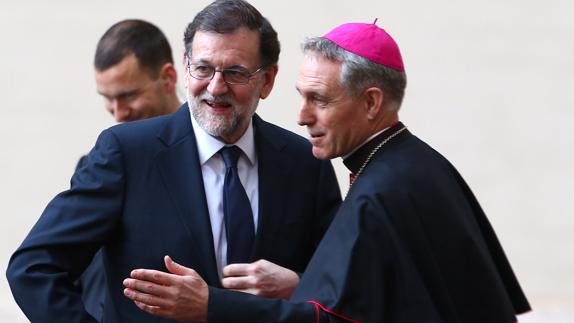Rajoy saluda al Papa tras el discurso del pontífice a los líderes de la UE