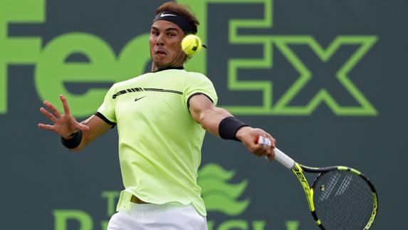 Nadal avanza con solvencia