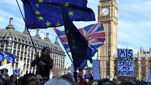 Miles de personas se manifiestan en Londres contra el 'Brexit'