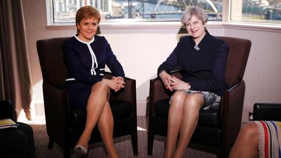 May defiende ante Sturgeon la «unidad» del país antes de activar el 'Brexit'